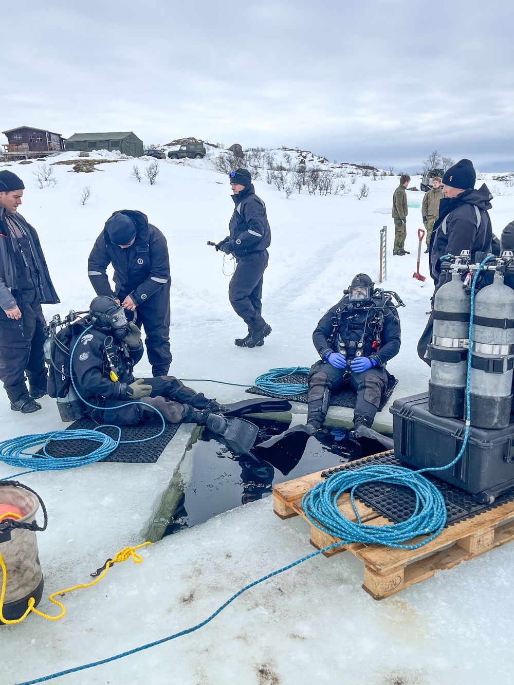 UCT 1 dives under the ice in Norway