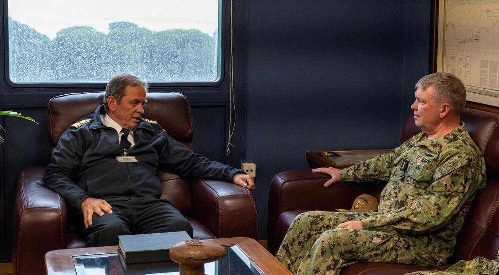 Commander, U.S. 6th Fleet meets with Admiral of the Spanish Fleet