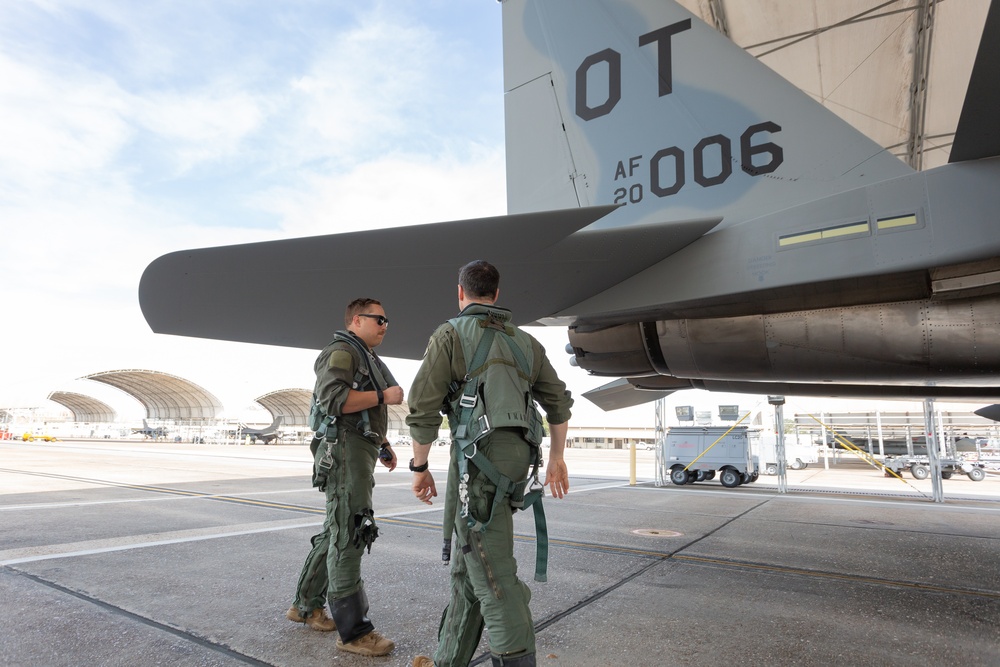Portland, Ore. Pilot conducts First Flight in EX for 142nd Wing
