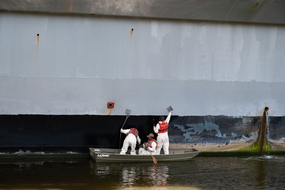 Sailors paint Ford's hull