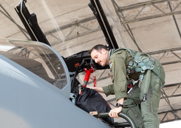 Portland, Ore. Pilot conducts First Flight in EX for 142nd Wing