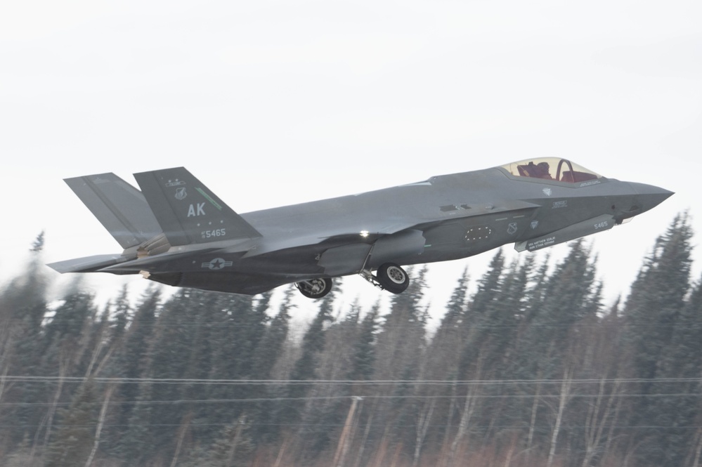 F-35s take to the skies from Eielson