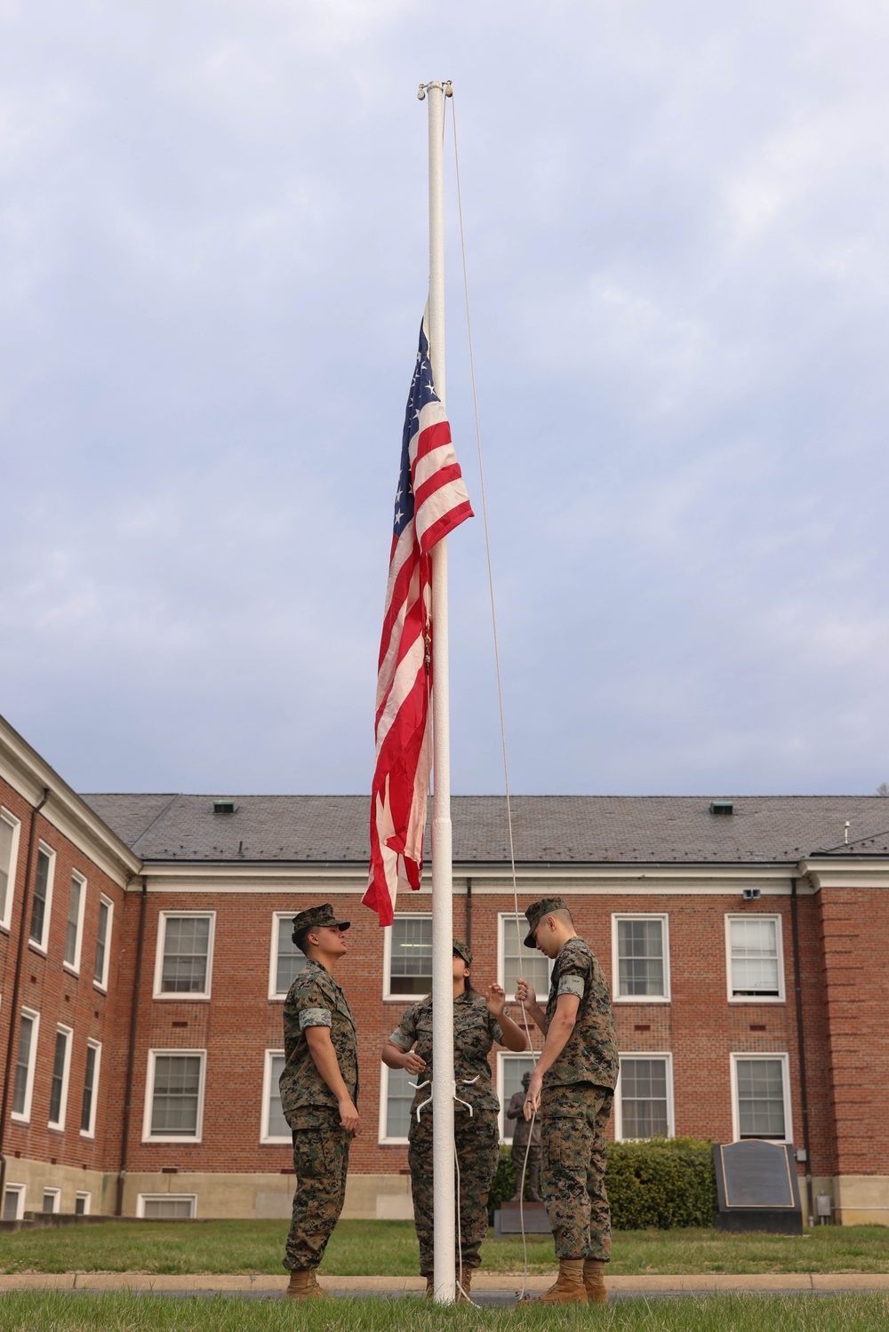 Sgt. Medina receives award from Col. Brooks