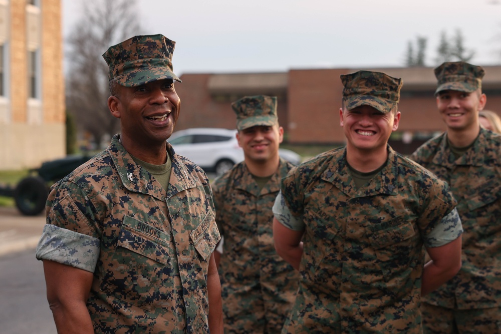 Sgt. Medina receives award from Col. Brooks