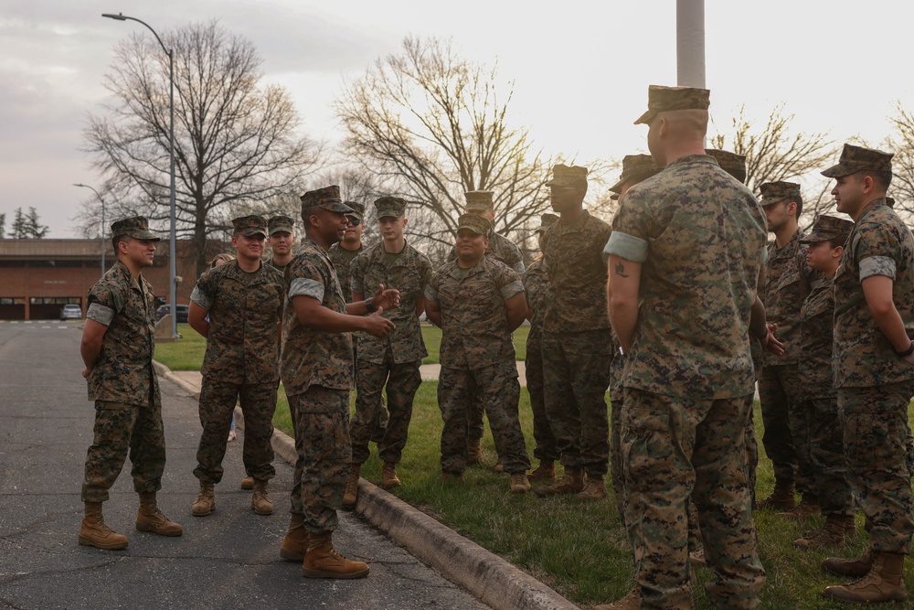 Sgt. Medina receives award from Col. Brooks