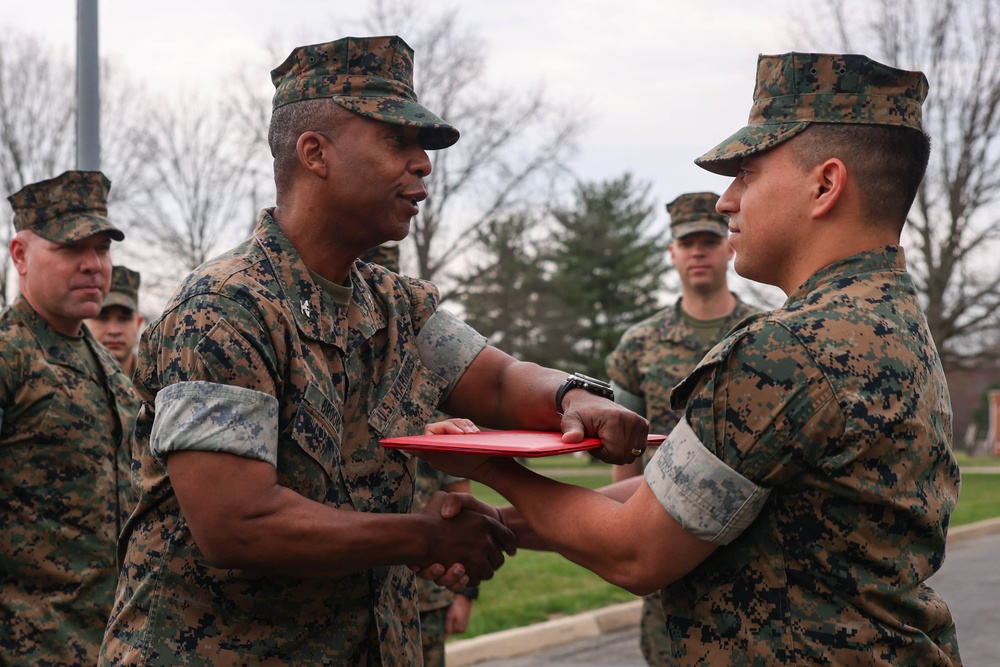 Sgt. Medina receives award from Col. Brooks