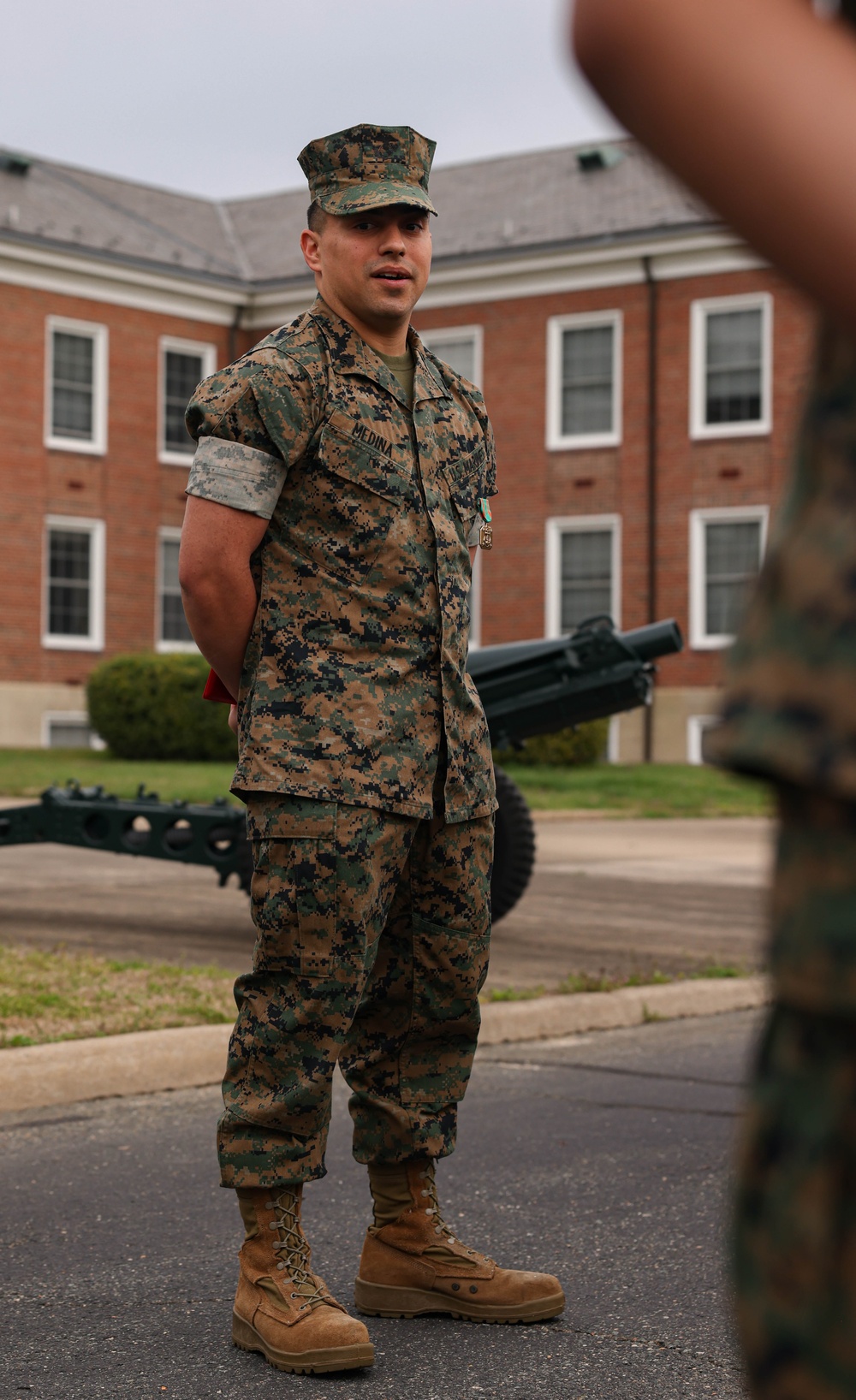 Sgt. Medina receives award from Col. Brooks
