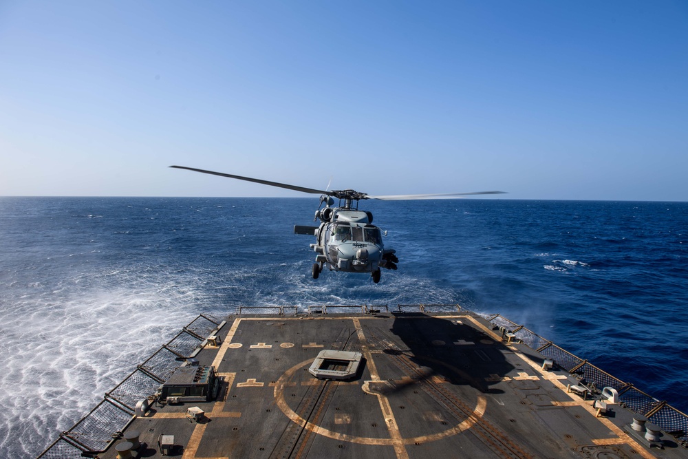 USS Mason Conducts Flight Quarters in Red Sea