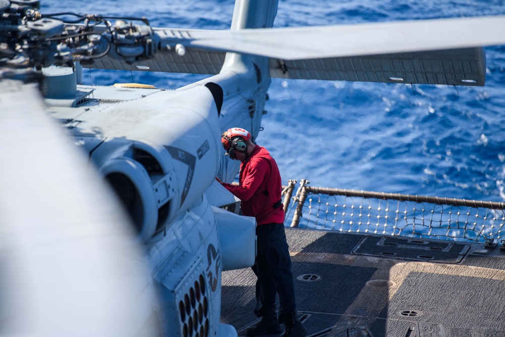 USS Mason Conducts Flight Quarters in Red Sea