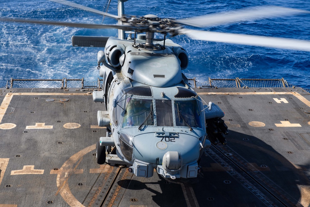 USS Mason Conducts Flight Quarters in Red Sea