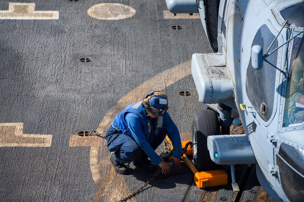 USS Mason Conducts Flight Quarters in Red Sea