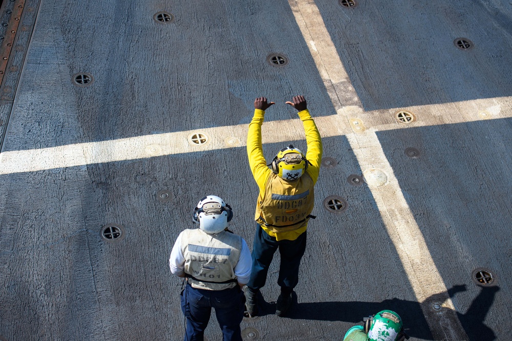 USS Mason Conducts Flight Quarters in Red Sea