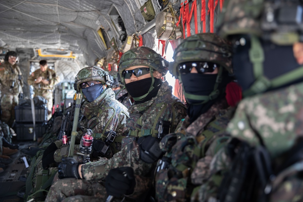 2nd Infantry/ROK-U.S. Combined Division Joins with ROK Forces for Air Assault Training Mission