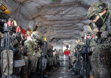 2nd Infantry/ROK-U.S. Combined Division Joins with ROK Forces for Air Assault Training Mission