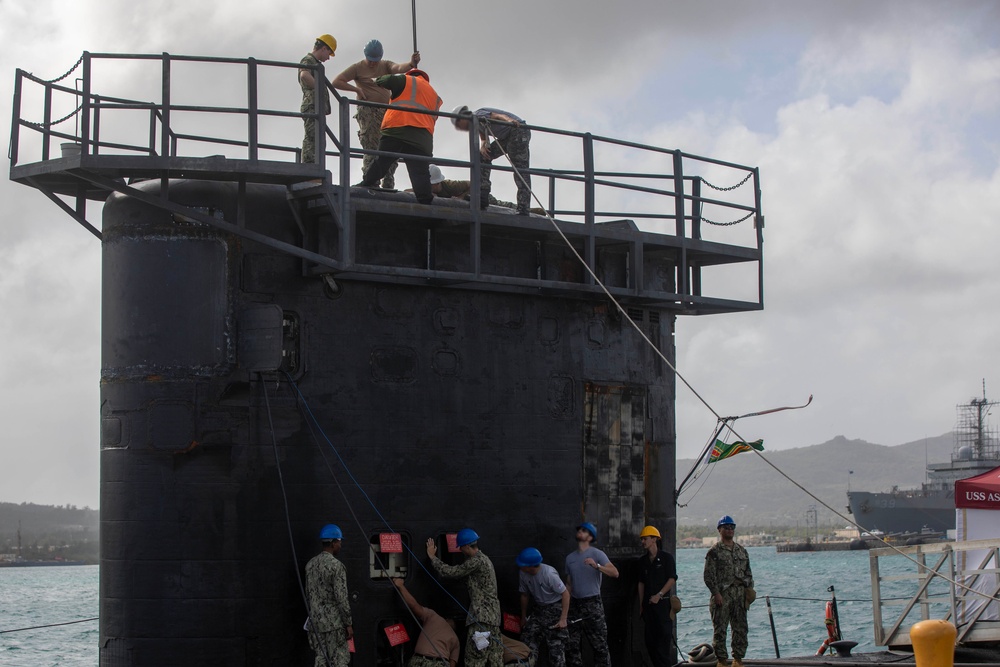 ESL and RAN Sailors Perform Maintenance on USS Asheville's Periscope