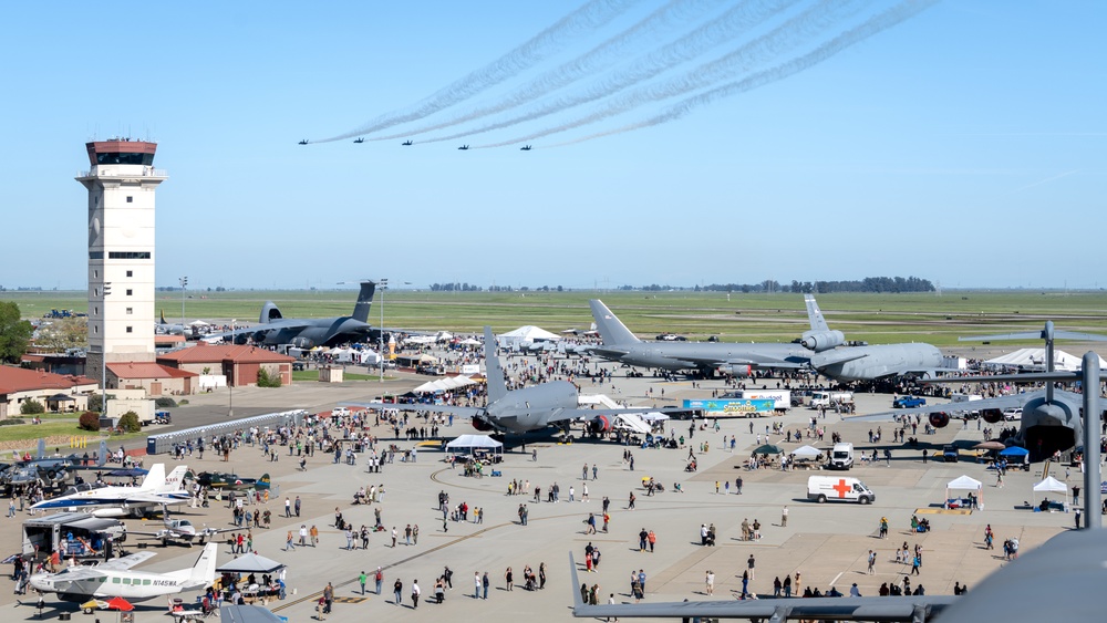 Travis AFB hosts Wings Over Solano air show open house