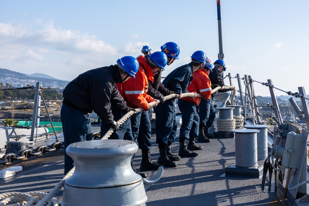 USS Higgins leaves Jeju
