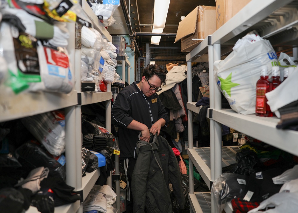 USS Truxtun Sailors Volunteer for Community Service Projects in Boston