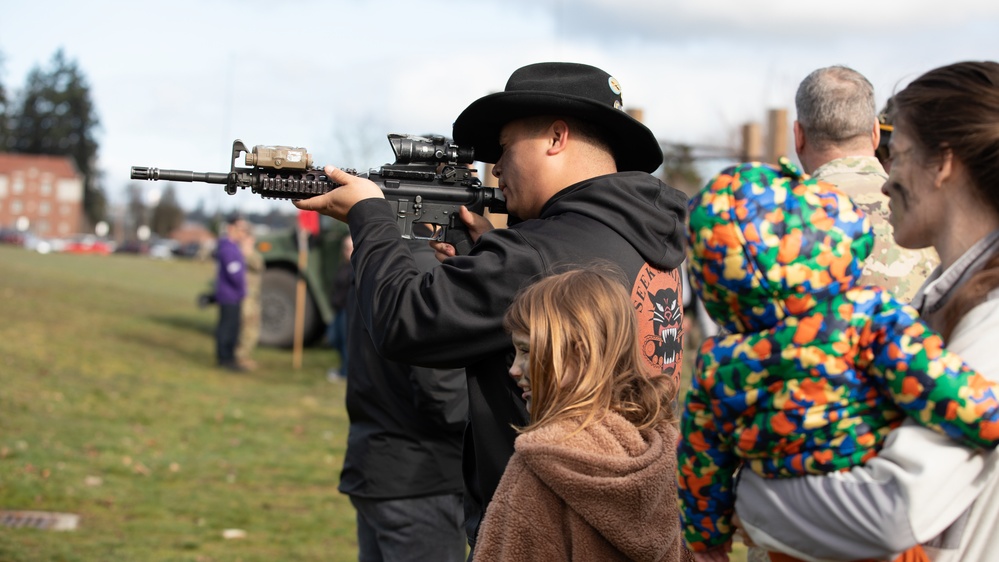 DVIDS - Images - 1-14 CAV Hosts Final Spur Ride for Spouses [Image 8 of 17]