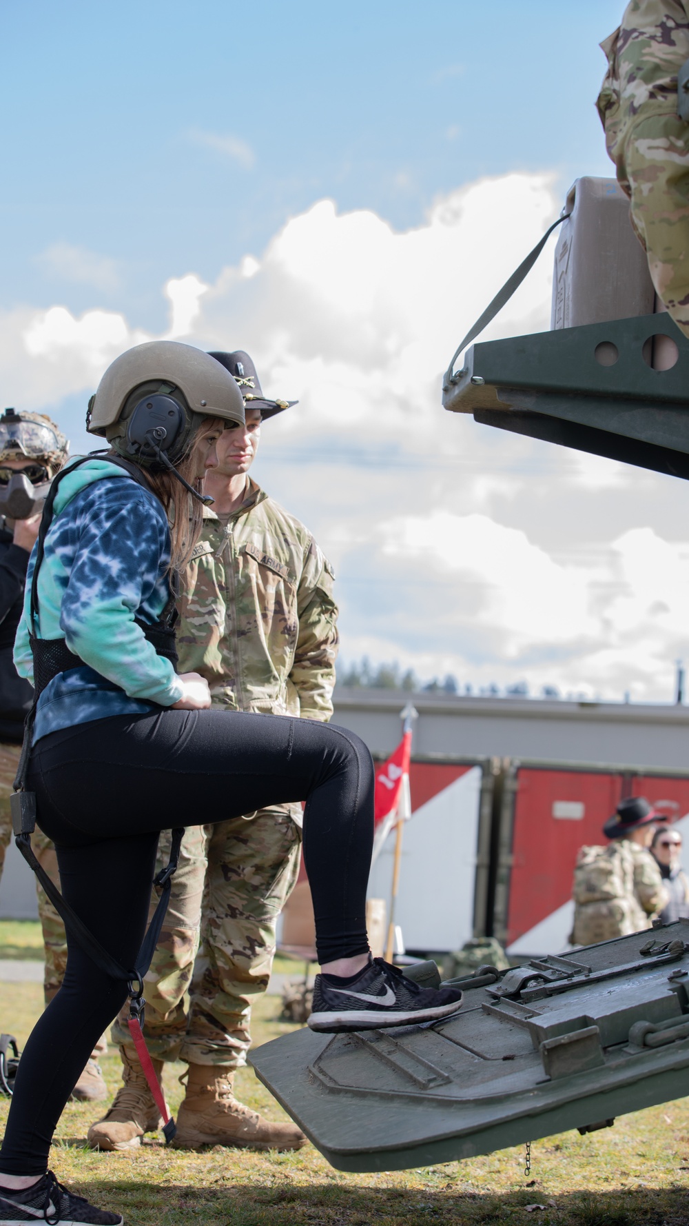 DVIDS - Images - 1-14 CAV Hosts Final Spur Ride for Spouses [Image 5 of 7]