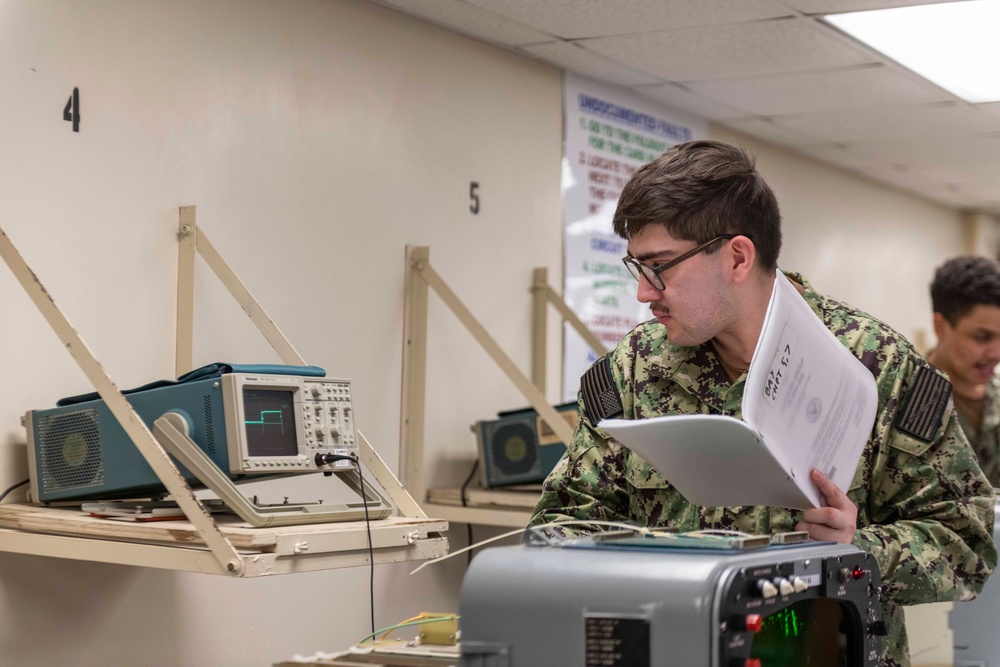 ET &quot;A&quot; School Students Equipment Familiarization