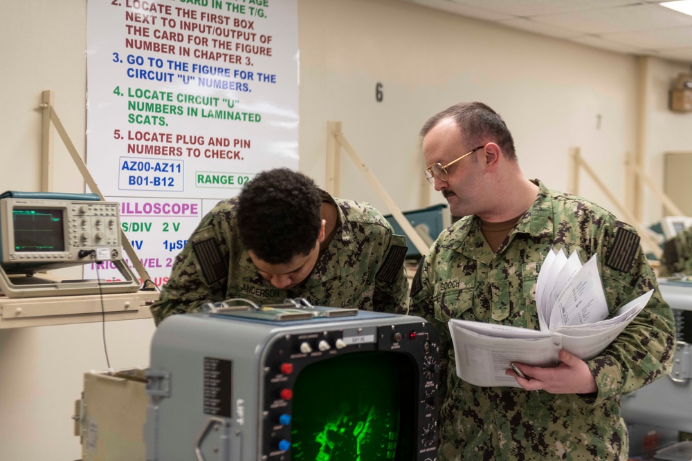ET &quot;A&quot; School Students Equipment Familiarization