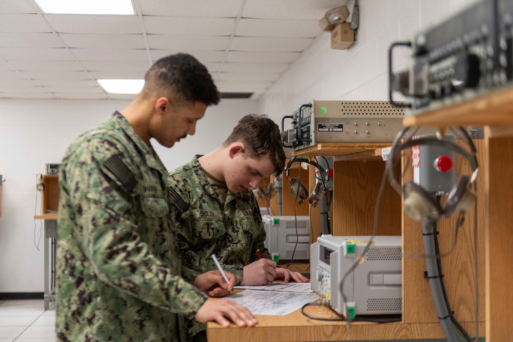 ET &quot;A&quot; School Students Equipment Familiarization