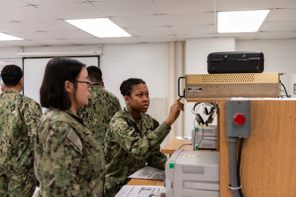 ET &quot;A&quot; School Students Equipment Familiarization