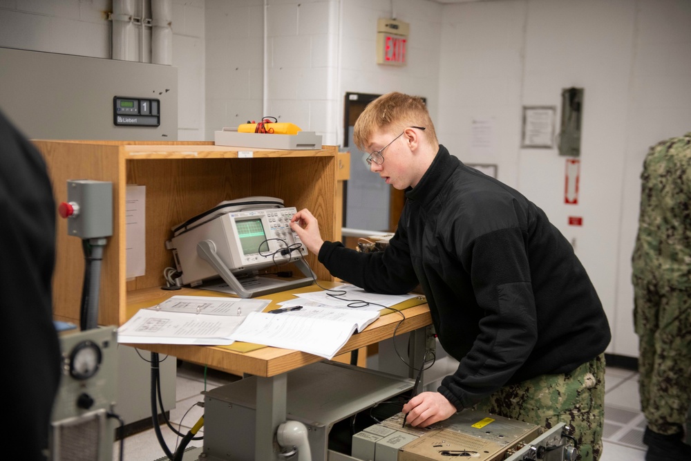 ET &quot;A&quot; School Students Equipment Familiarization