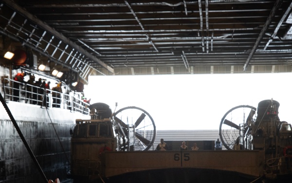 USS San Diego (LPD 22) conducts landing craft, air cushion operations