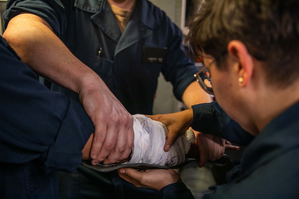 USS Laboon (DDG 58) Conducts Medical Training in the Gulf of Aden