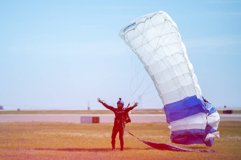 Travis AFB hosts Wings Over Solano air show open house