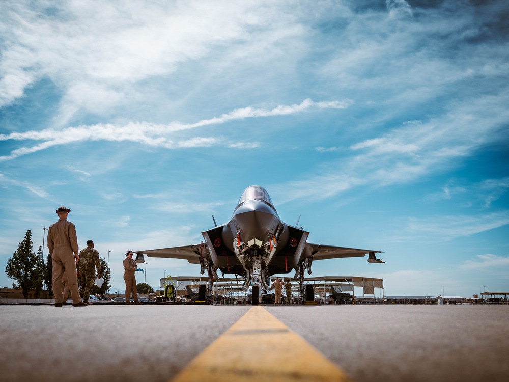 Fueling the Fight: Luke AFB conducts USMC hot pit training