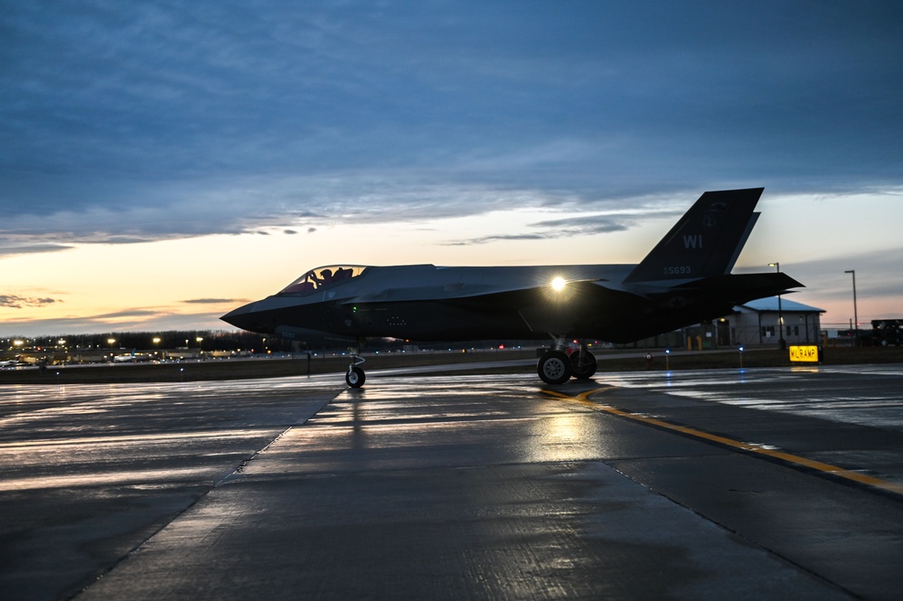 115th Fighter Wing conducts night flying operations
