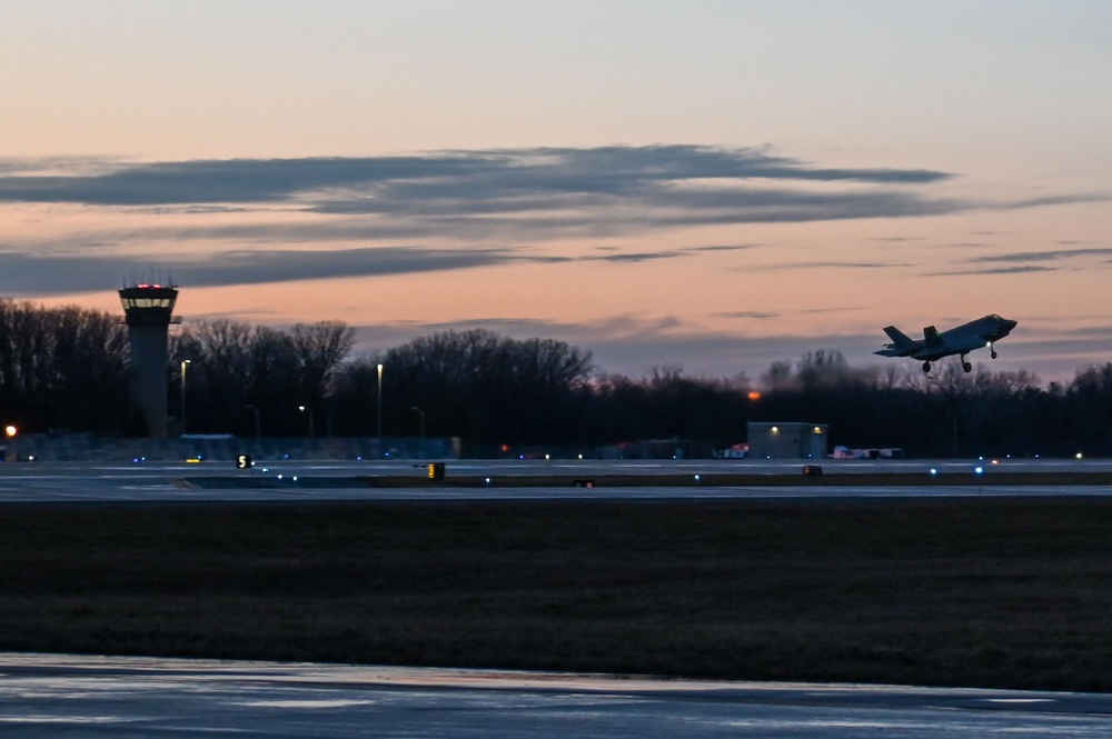 115th Fighter Wing conducts night flying operations