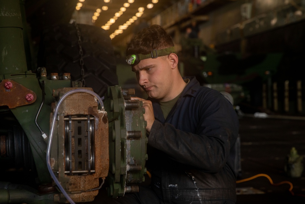 ACV Mechanics and Operators Perform Maintenance Underway
