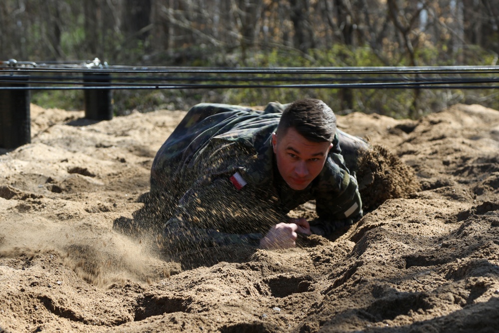 Polish Soldiers Navigate Obstacle Course