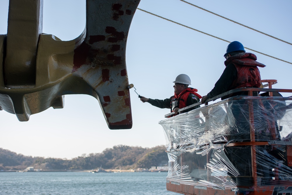 USS Ronald Reagan (CVN 76) Sailors paint anchor gold