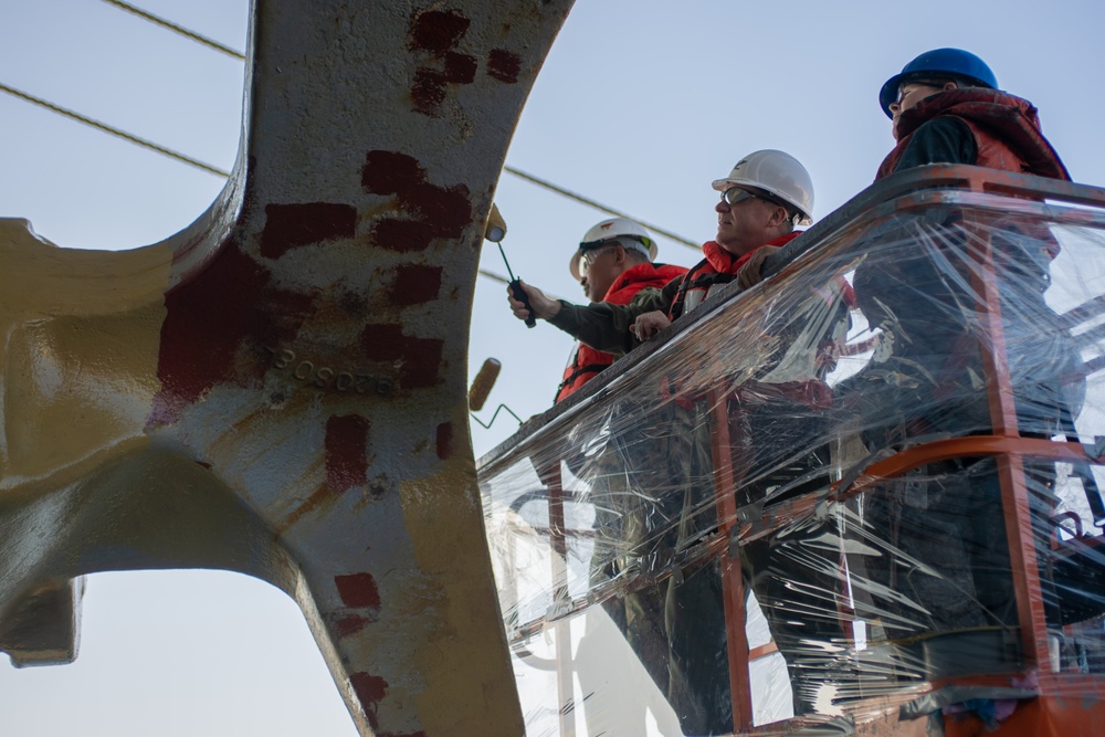 USS Ronald Reagan (CVN 76) Sailors paint anchor gold