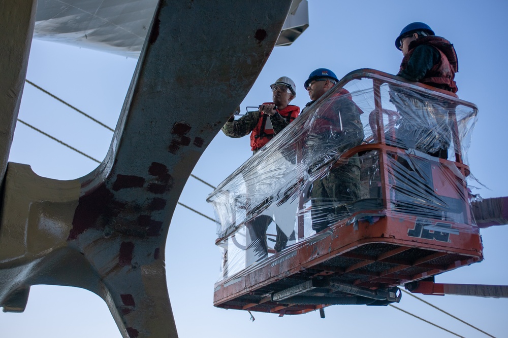 USS Ronald Reagan (CVN 76) Sailors paint anchor gold