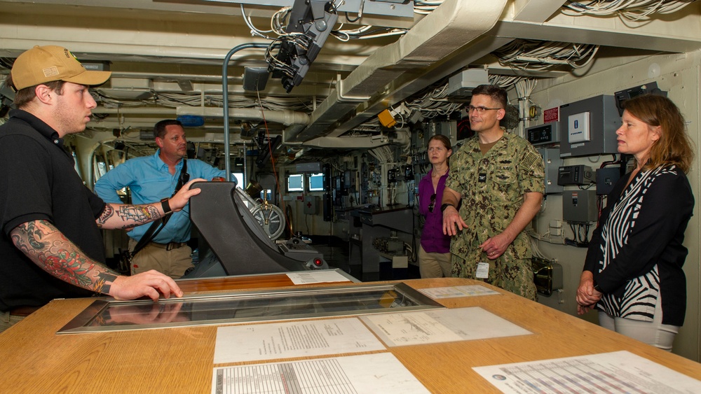 Capt. Preston Taylor visits USS Frank Cable