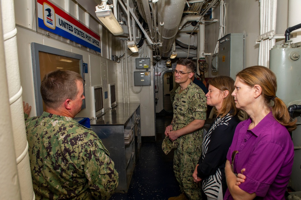 Capt. Preston Taylor visits USS Frank Cable