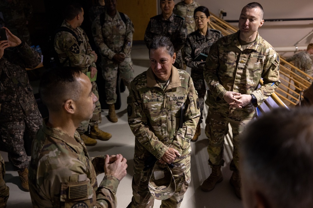 Chief of the Army Reserve Visits the 200th Military Police in South Korea
