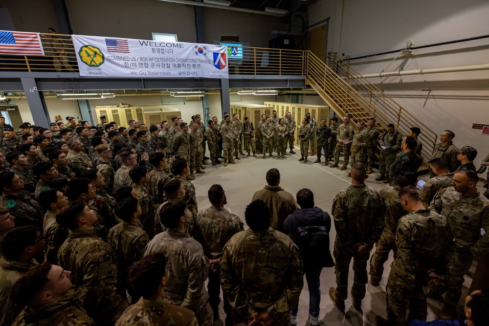 Chief of the Army Reserve Visits the 200th Military Police in South Korea