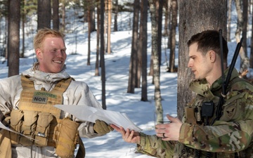 Norwegian and American Soldiers Exchange Techniques