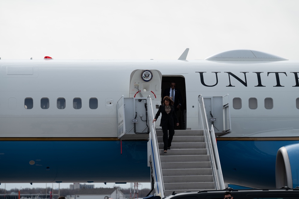 DVIDS - Images - VPOTUS Visits 934th Airlift Wing [Image 2 of 10]