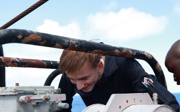USS Bataan Engineers Perform Maintenance