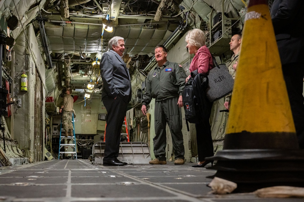 Governer Mike Parson visits 139th Airlift Wing