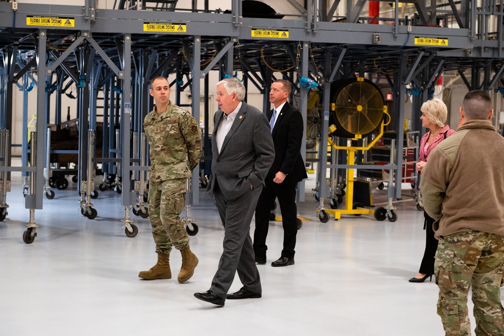 Governer Mike Parson visits 139th Airlift Wing