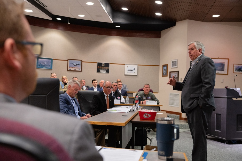 Governer Mike Parson visits 139th Airlift Wing